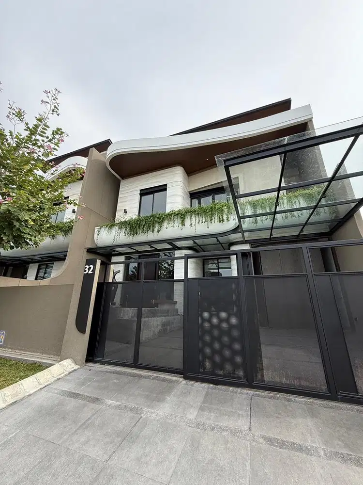 Rumah Mewah Ada lift nya di graha Famili dekat Citraland dan pakuwon