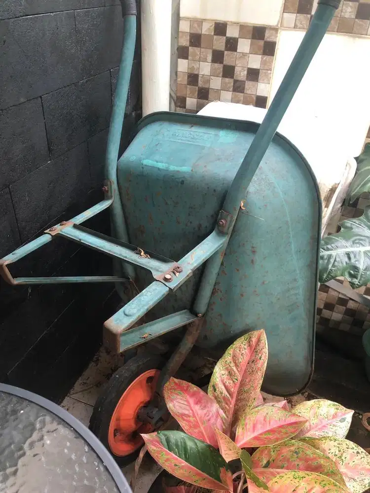 Gerobak sorong pasir cor