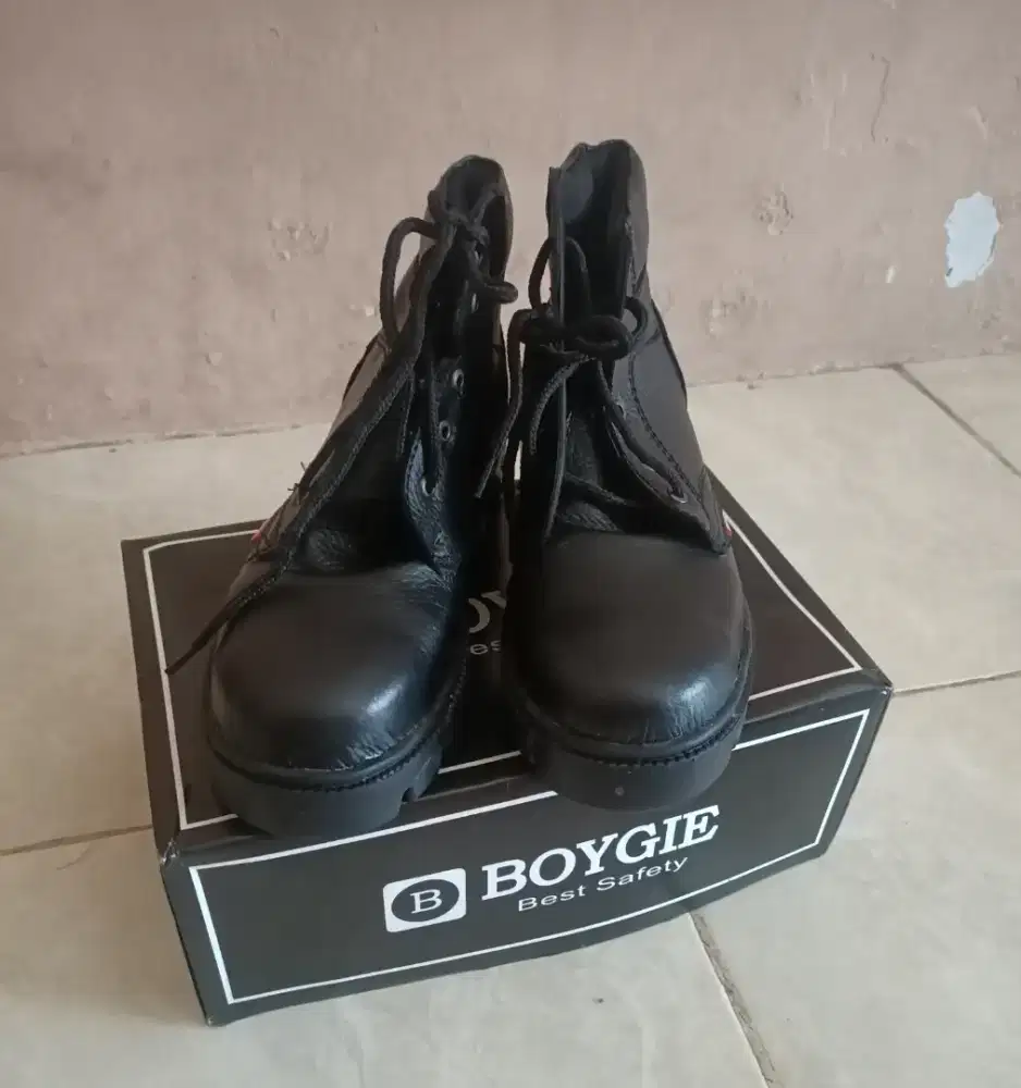 Sepatu safety BOYGIE ukuran 42