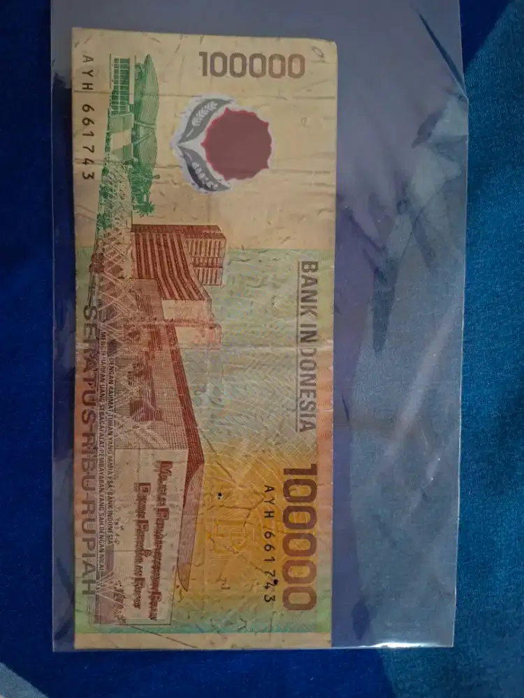 Uang 100.000 bahan plastik