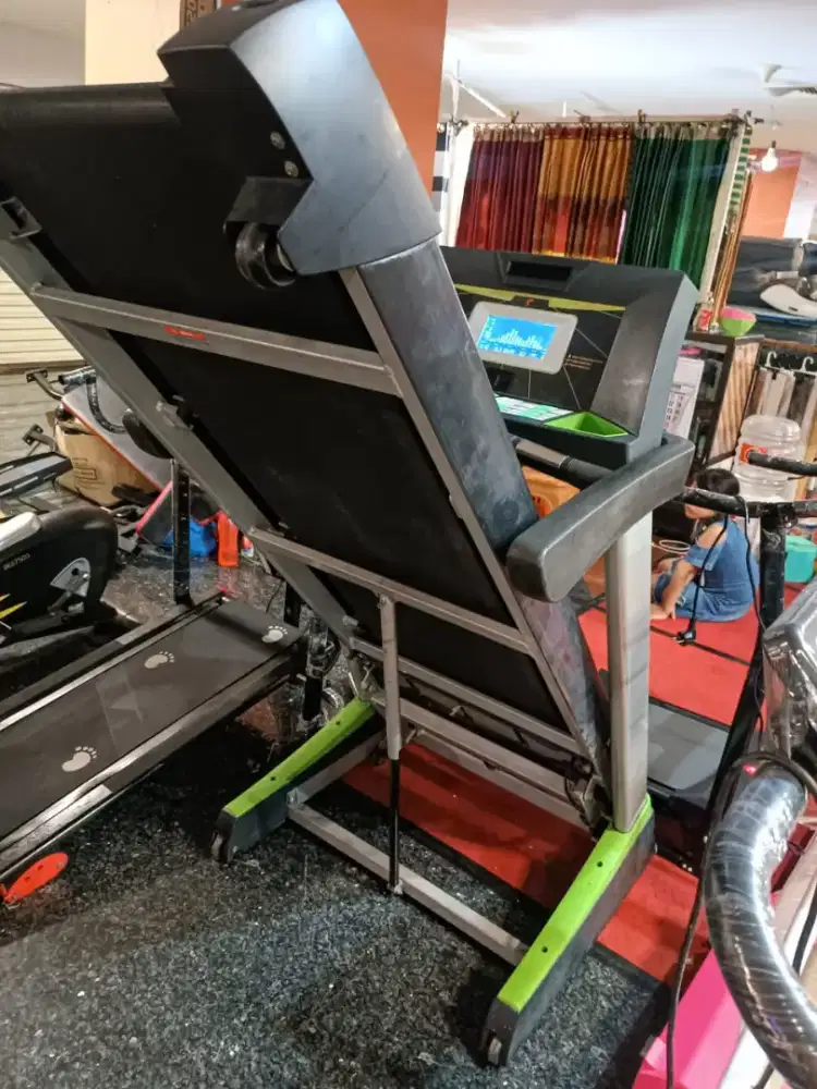 Treadmill elektrik jumbo kuat bb 150kg bisa nanjak