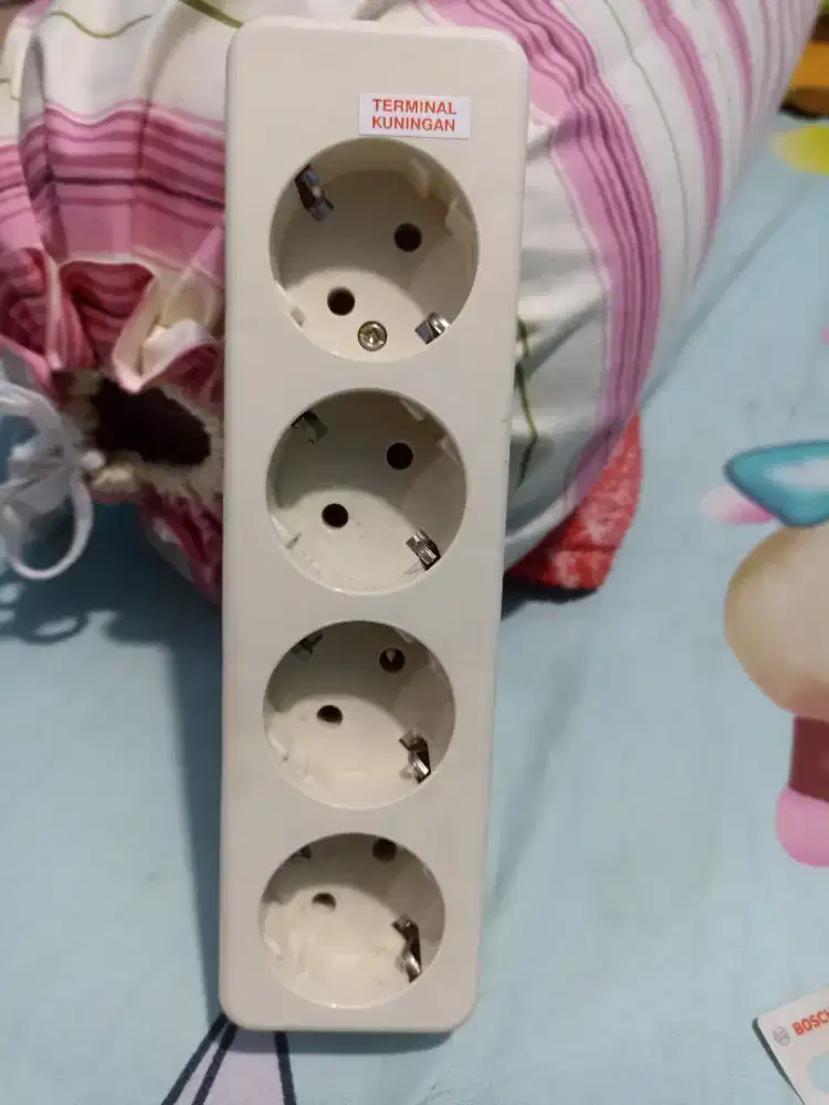Stop kontak arde Uticon dengan 4 lubang. terminal kuningan