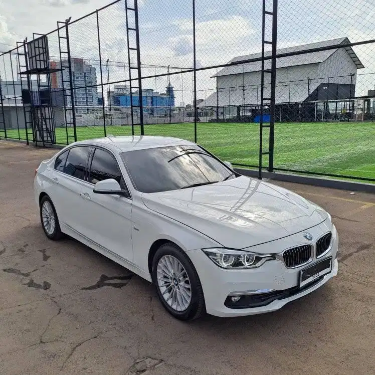 BMW 320i / 320 F30 Luxury 2018 Putih