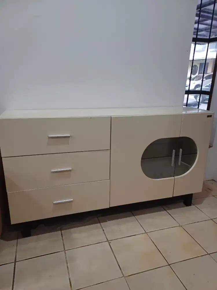 Lemari bufet serbaguna