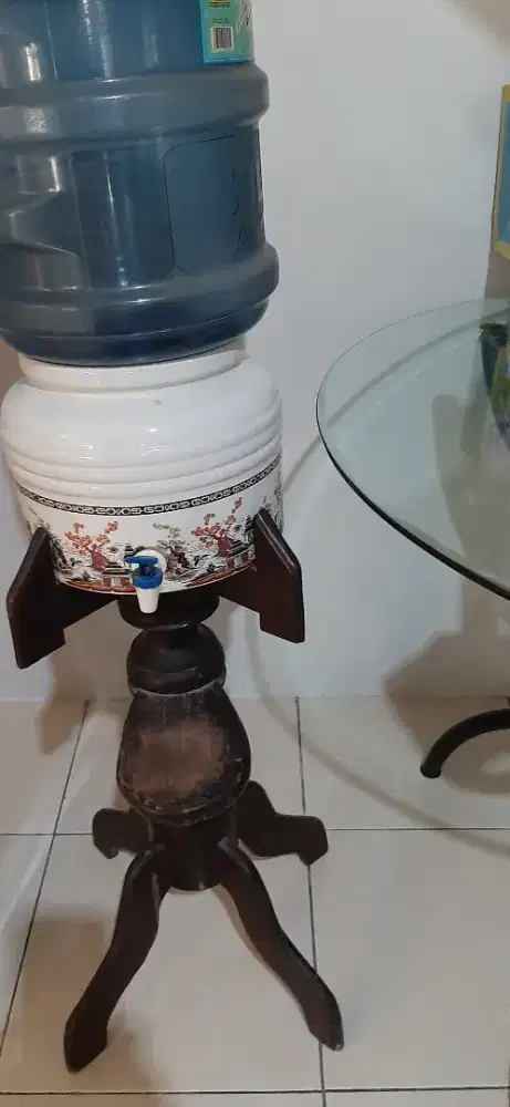 Dispenser Guci , kaki dari kayu