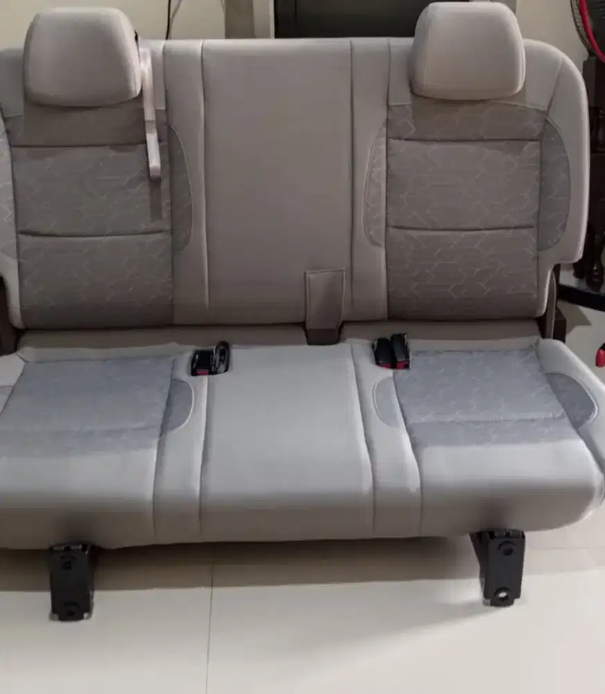 Jok Belakang / Baris Ketiga