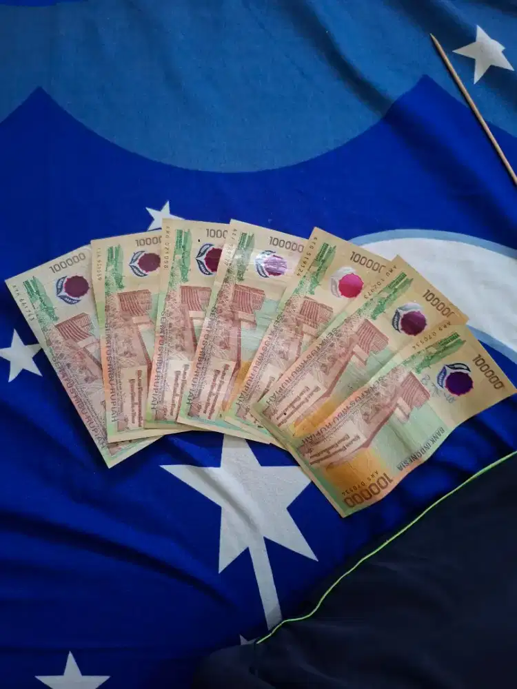 Uang asli 100.000 an bahan polimer atau plastik