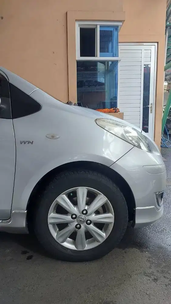 Dp12JT Toyota Yaris E 1.5 Matic 2012 Silver Mulus Siap Pakai