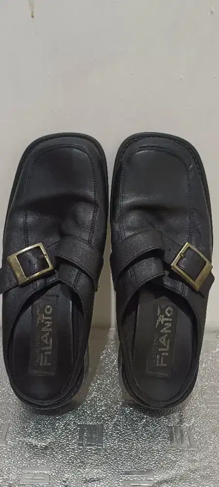 Sepatu kulit model slop