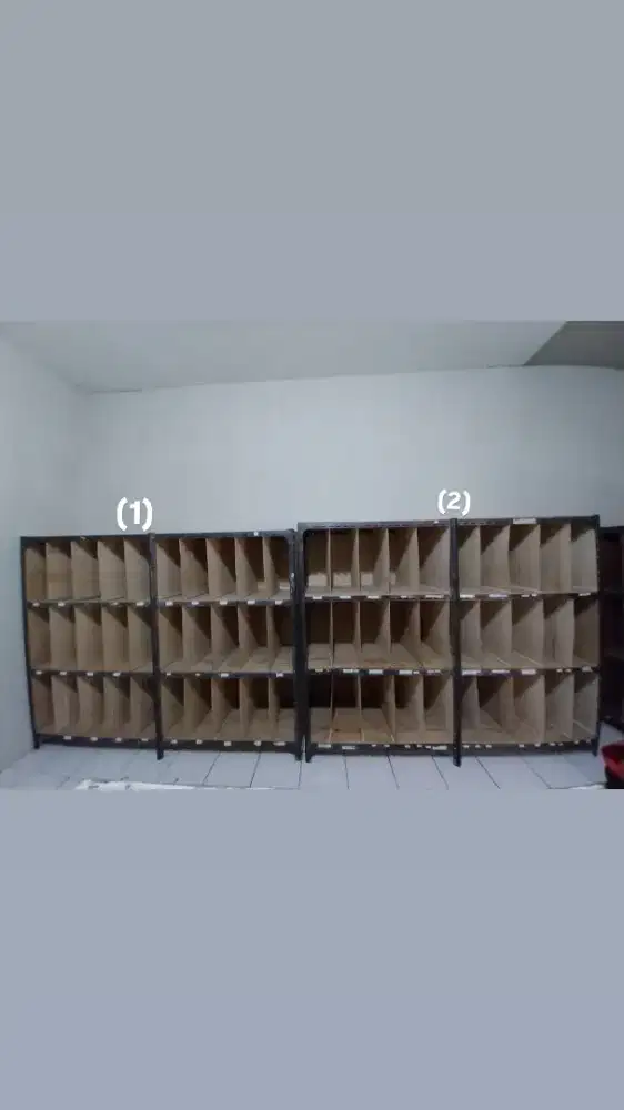 Rak besi kotak kotak