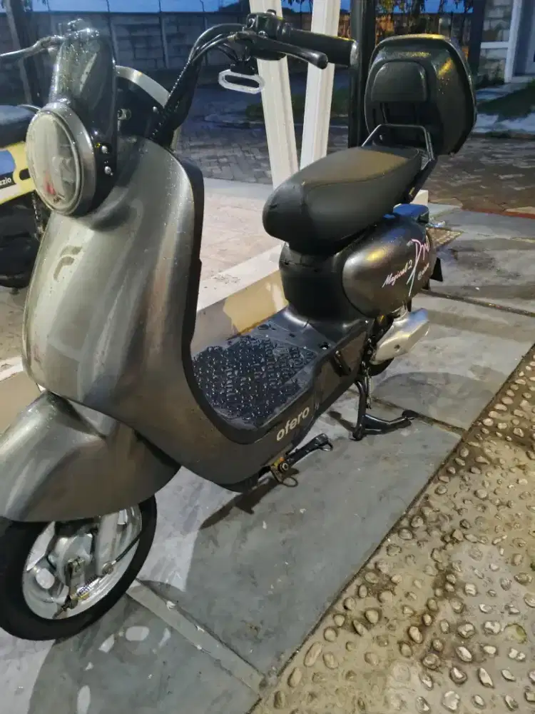 Sepeda listrik merek ofero abu abu