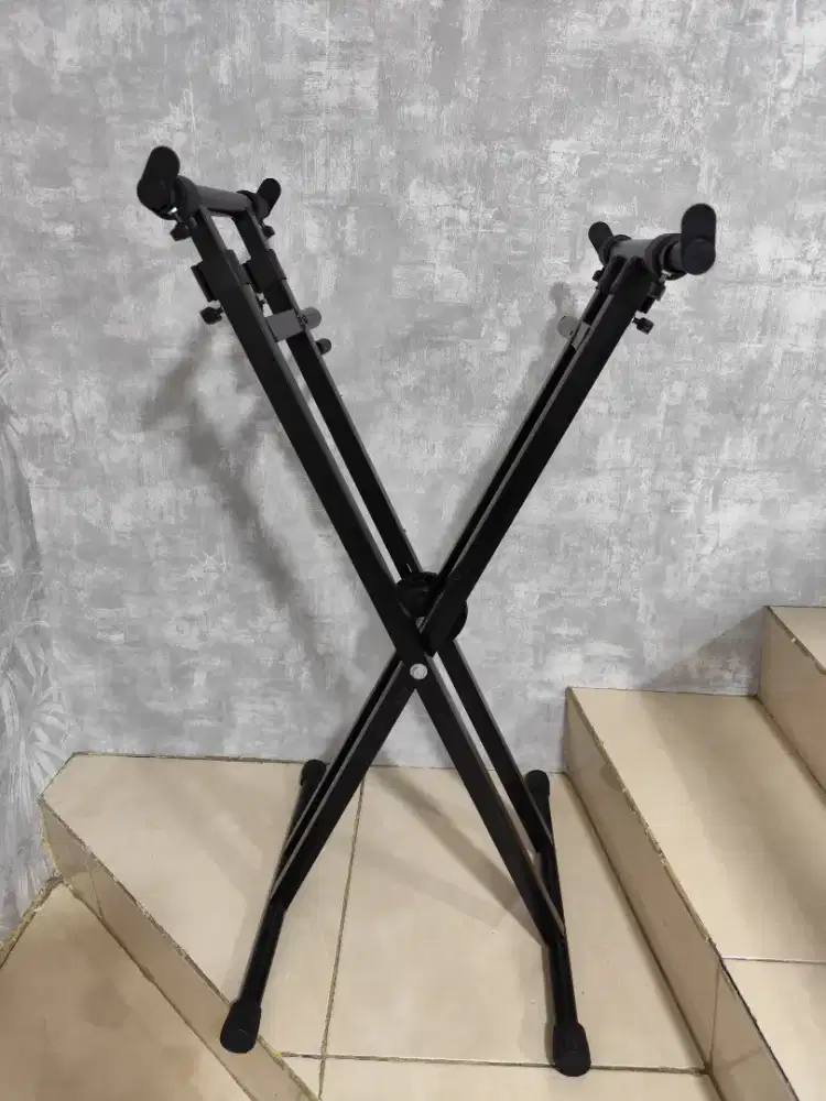 Stand kaki guzheng untuk main berdiri