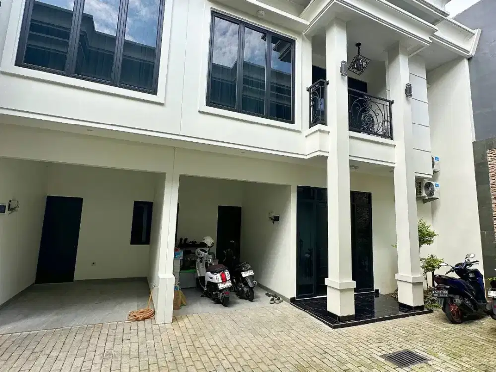 Rumah SIAP HUNI American Classic Style MURAH Kalisari Pasar Rebo Jakarta Timur [AR236]
