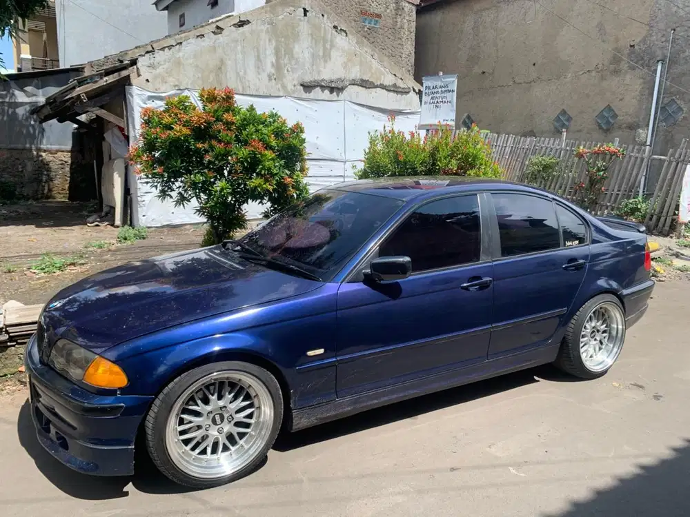 BMW 318i 1999 Bensin
