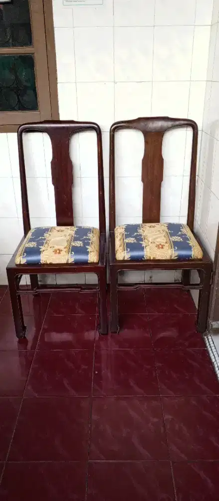 Kursi teras terbuat dari kayu jati