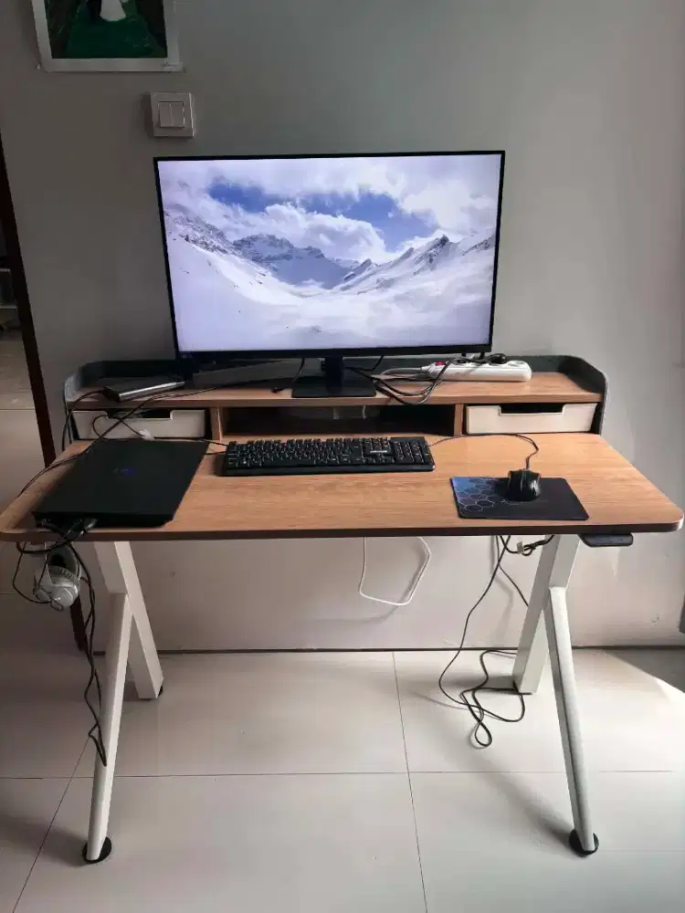 Meja kantor dan monitor