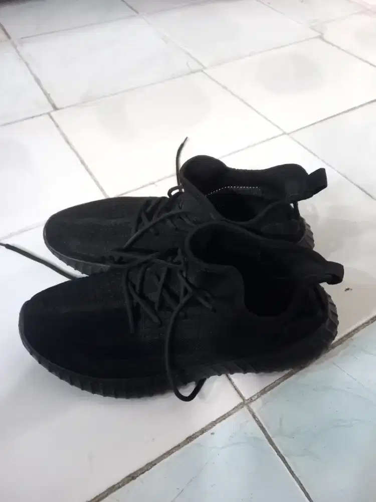 Sepatu Yezzy Hitam
