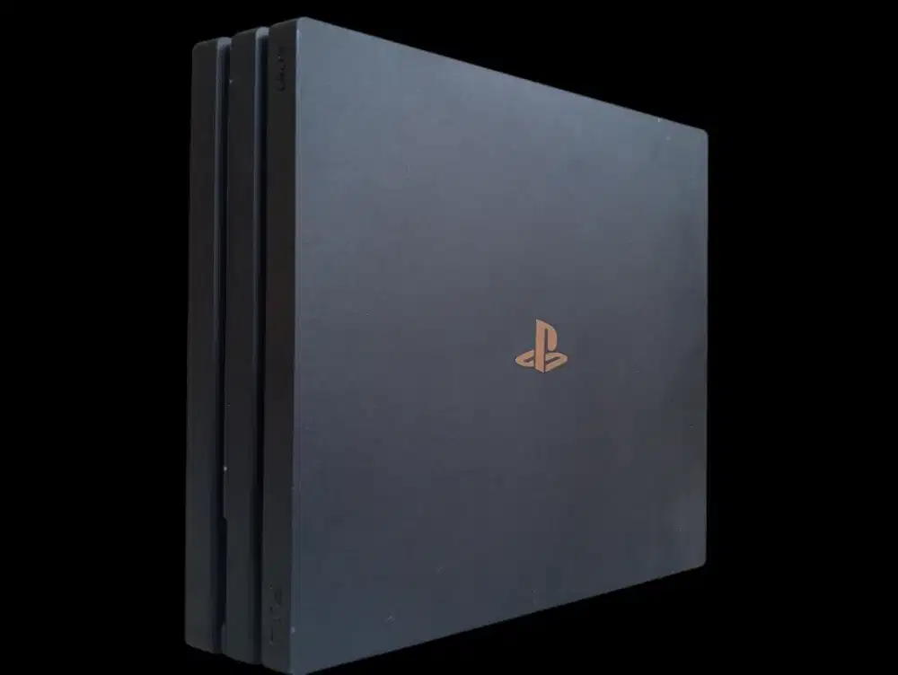 3 Playstation PS 4 Pro Original 1TB Hitam dan Putih