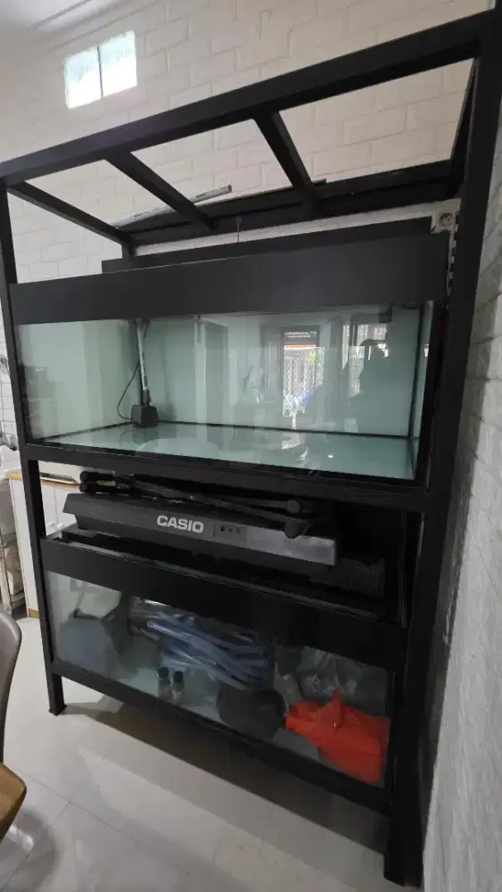 2 Aquarium ikan arwana plus kabinet, kondisi masih bagus banget