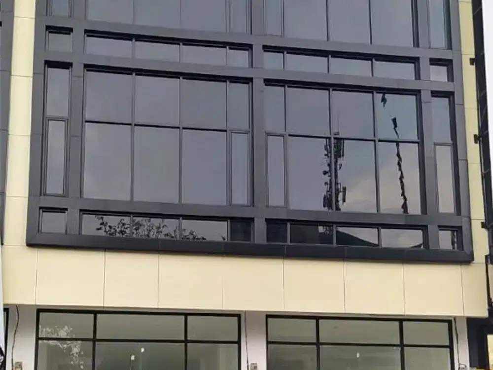 Disewakan Ruko 3 Lantai Siap Huni Pinggir Jl. Raya Transyogie