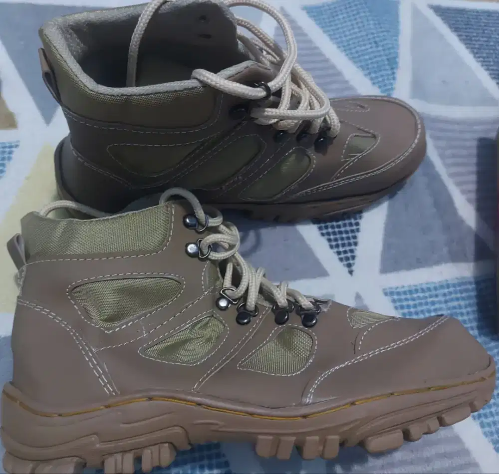 Sepatu safety masih baru belum pernah pakai.