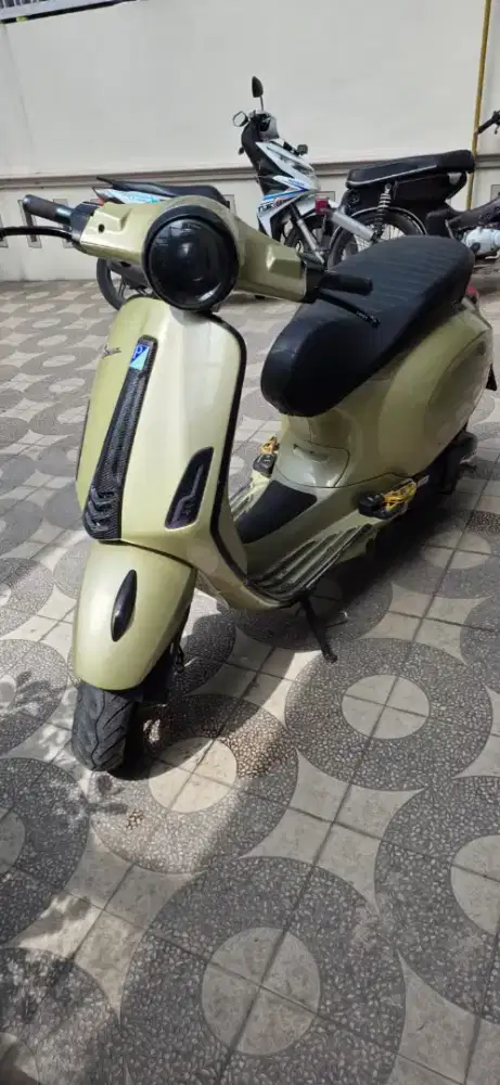 Vespa limited edition 75th anniversary primavera