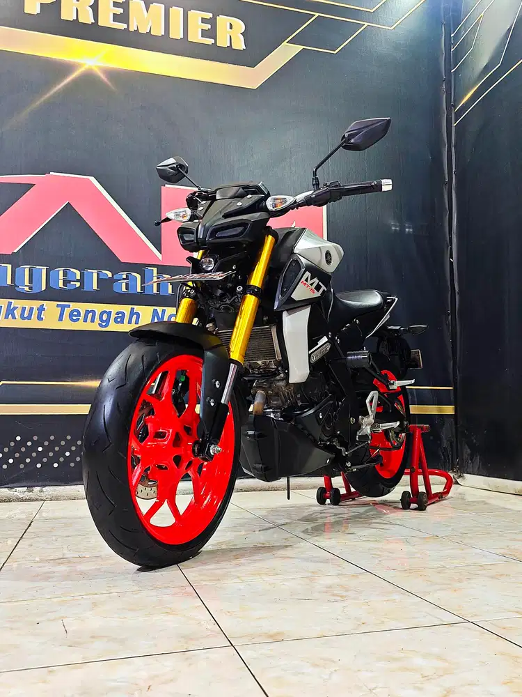 MT15 Reg.2021 km.14rb naked  perfom terbaik.Anugerah motor rungkut