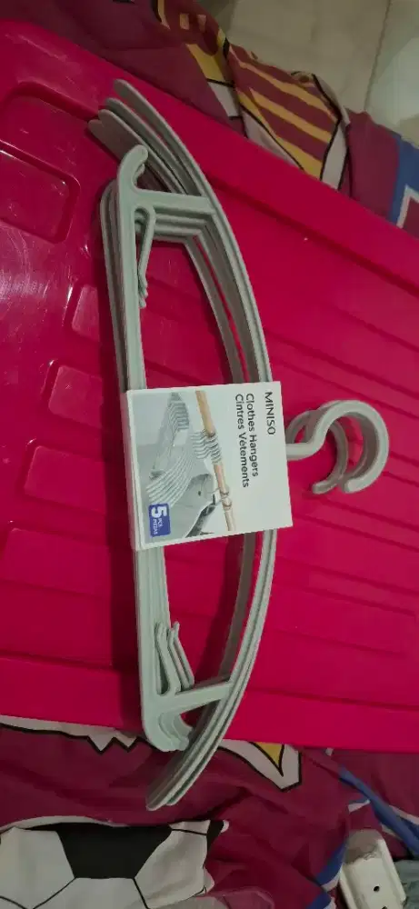 BU DIJUAL CEPAT GANTUNGAN BAJU MINISO BARU 5 PCS WARNA ABU HARGA NEGO