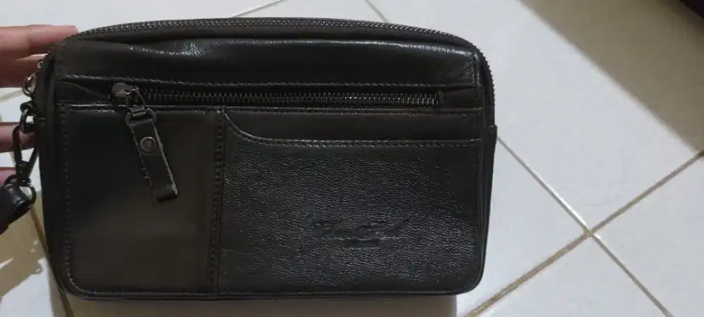 Tas tangan pria baru sekali pakai