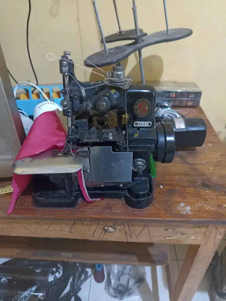 Dijual mesin jahit obras siruba Dan singer