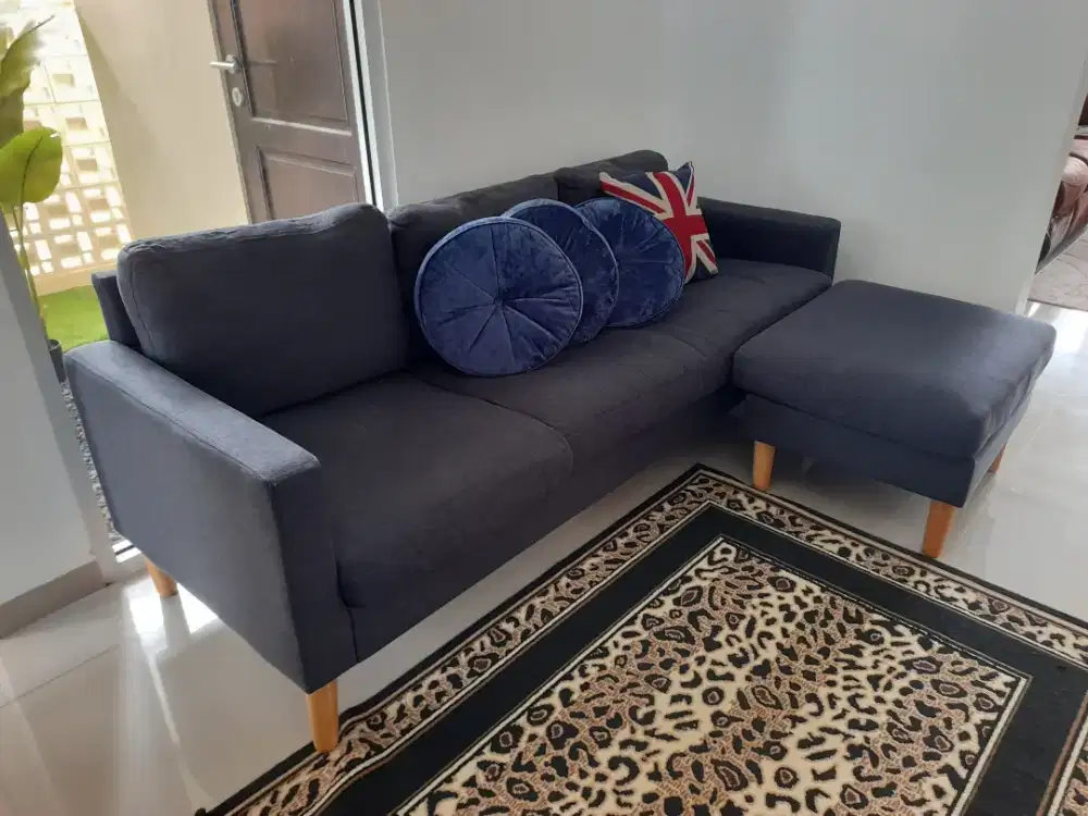 Kursi sofa biru informa plus karpet