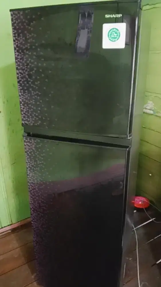 Kulkas 2pintu tinggi Sharp kirei piramid,siap pakai.