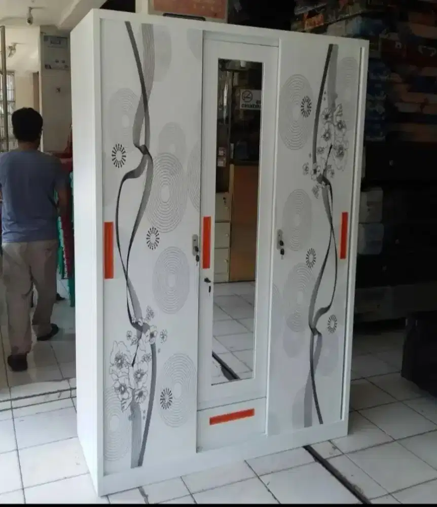 Lemari besi gantungan baju 3 pintu sliding