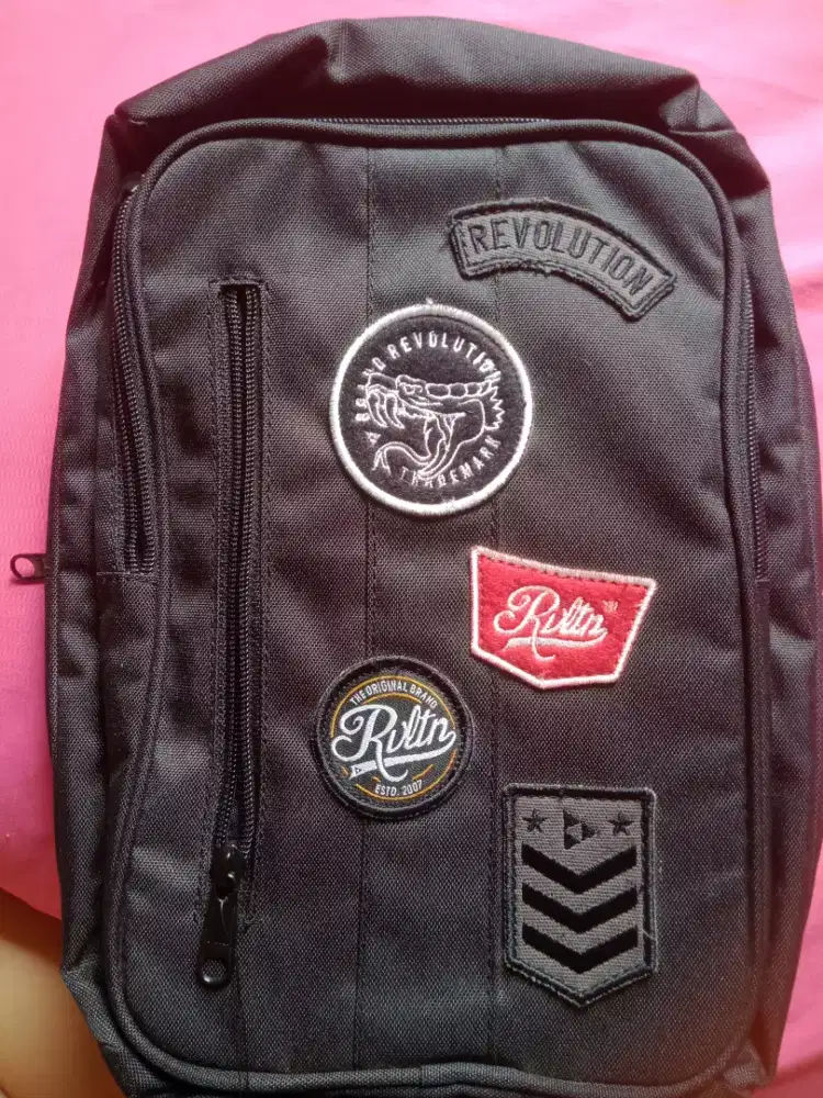 TAS SELEMPANG PRIA REVOLUTION ORIGINAL