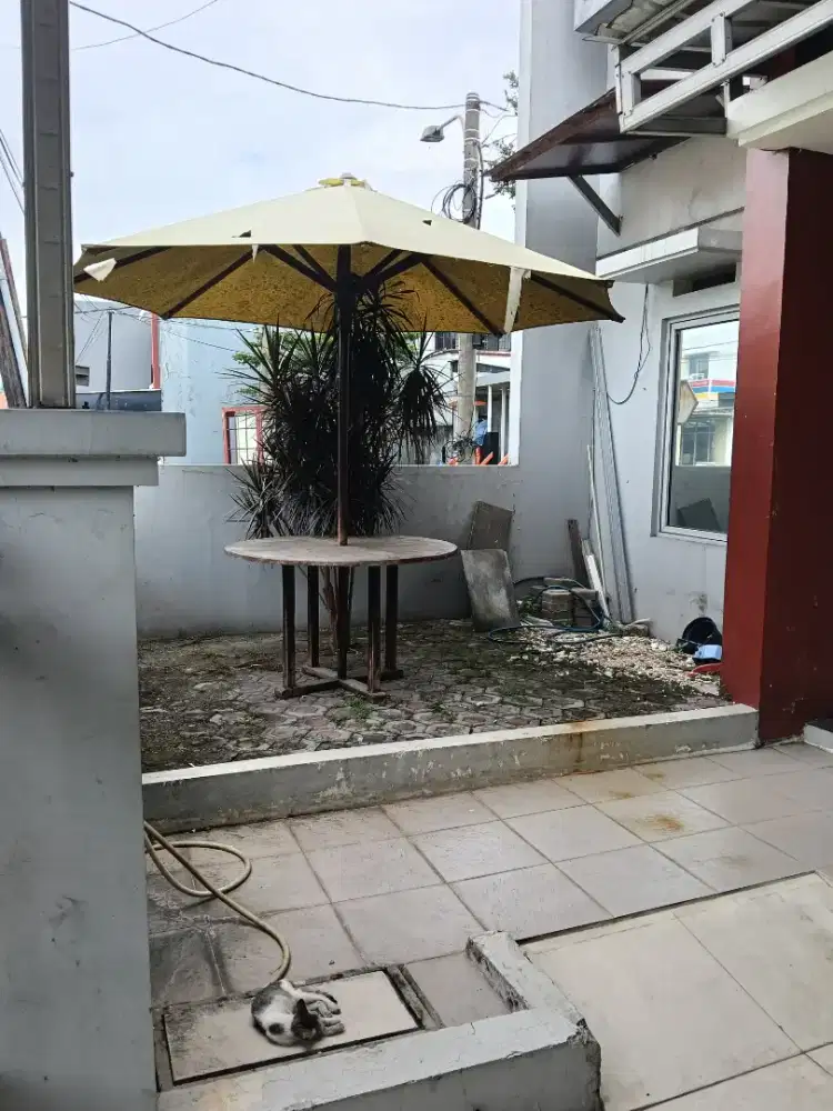 Meja dan payung kayu jati