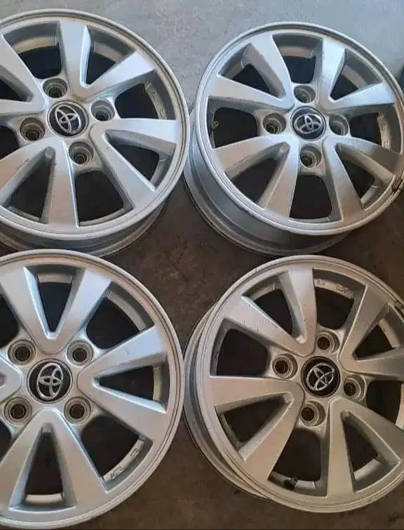 Dijual velg standar Toyota Avanza R14 ori, kondisi mulus siap pakai!