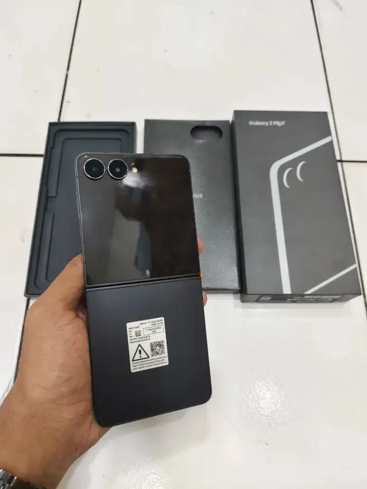 Samsung Z Flip 7 12/512 black fullset garansi resmi SEIN