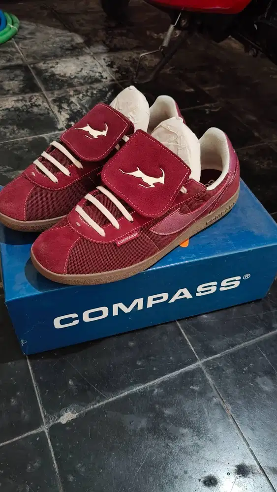 Sepatu Compass Tribune Away Maroon second 2x used ready for sz 42.