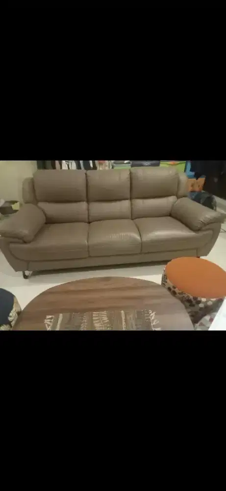 Di jual cepat sofa panjang merk Atria 3 tempat duduk