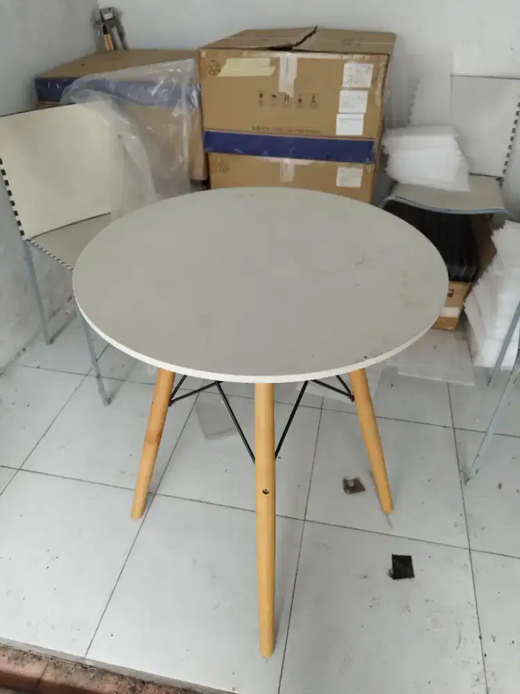 Meja Cafe Taman Warna Putih Bulat
