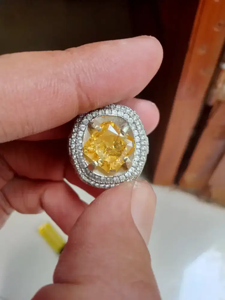 Permata natural yellow sapphire istimewa kuno