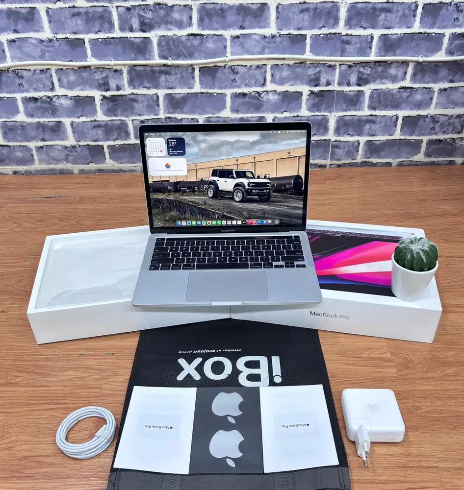 MacBook Pro M2 13 2022,  M2/8/512