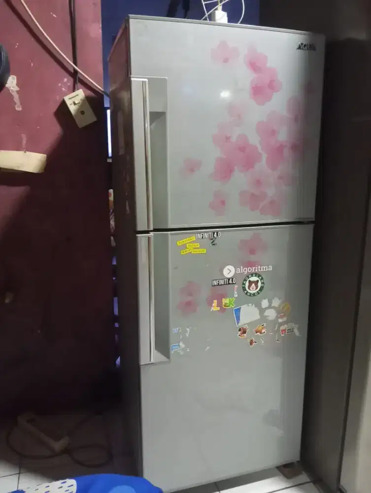 Kulkas 2 pintu merk Aqua