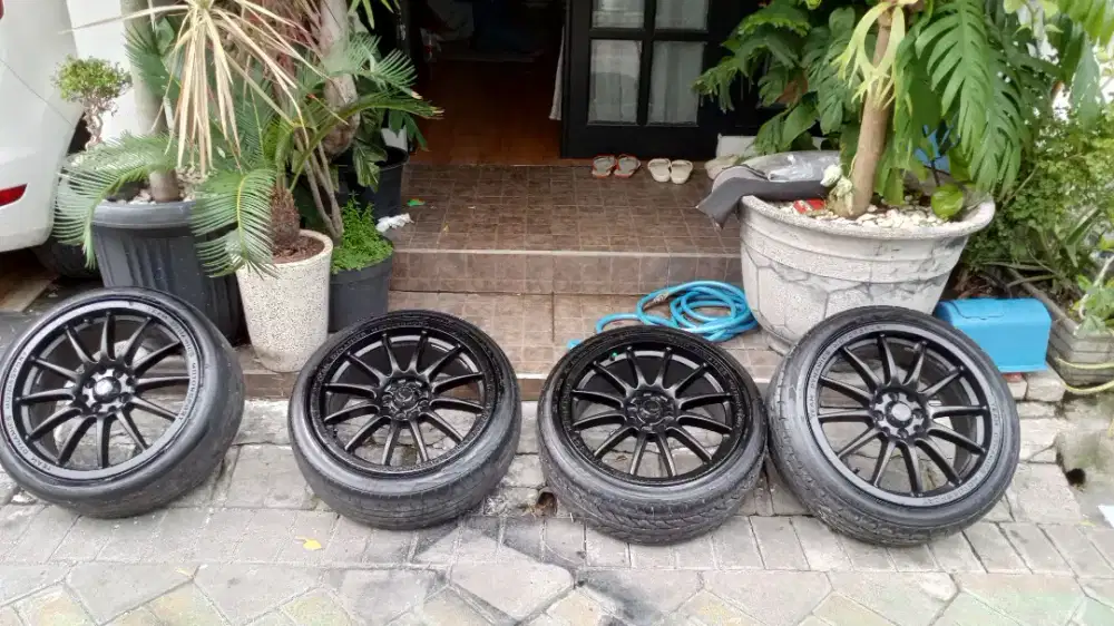 Velg variasi mobil 4 lubang