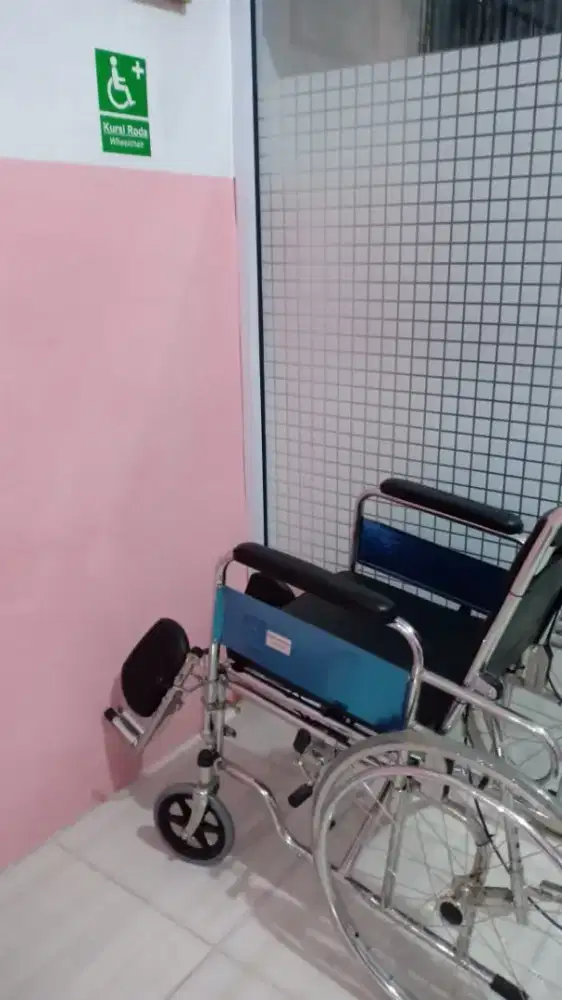 Kursi roda baru ada bolongan BAB