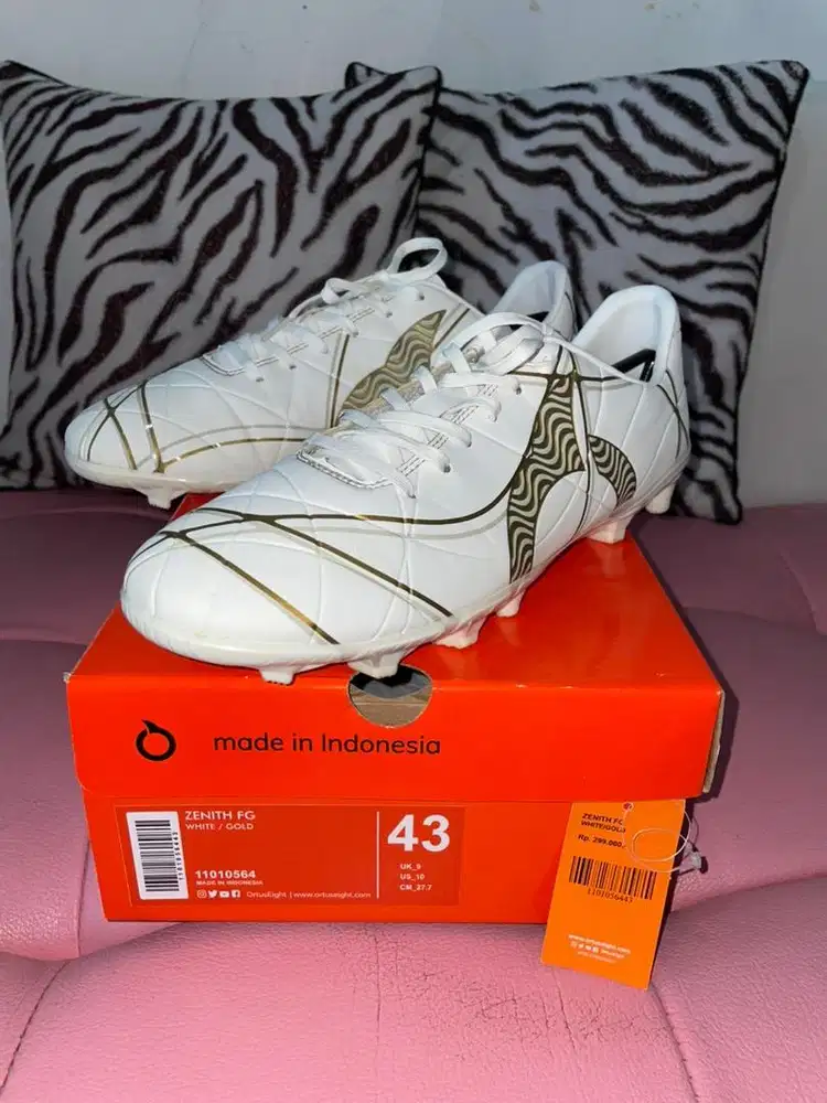 Sepatu Bola ORTUSEIGHT ZENITH FG Warna Putih (WHITE/GOLD) ORI