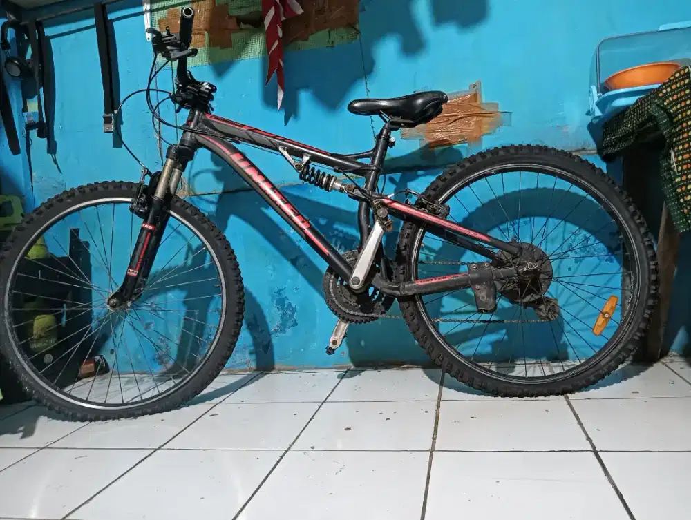 Sepeda gunung merek UNI.T.E.D