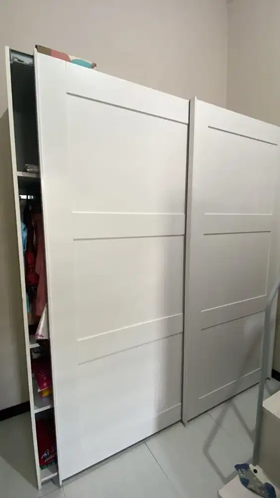 Lemari ukuran kurang lebih panjang 2,250 meter