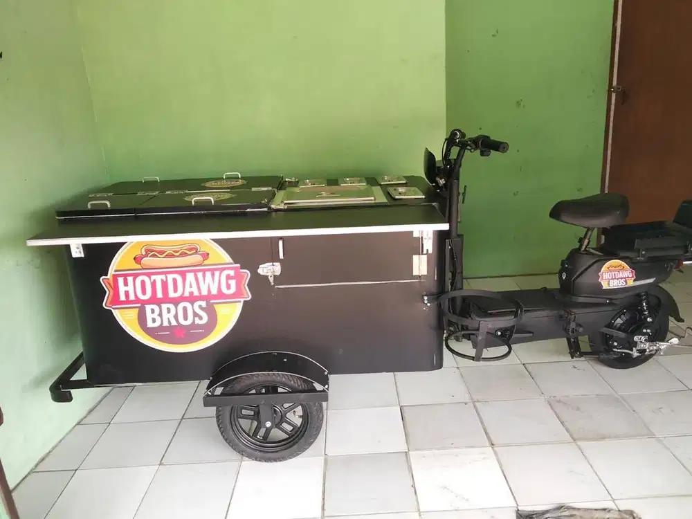 Karyawan untuk gerobak keliling Hotdog daerah BSD