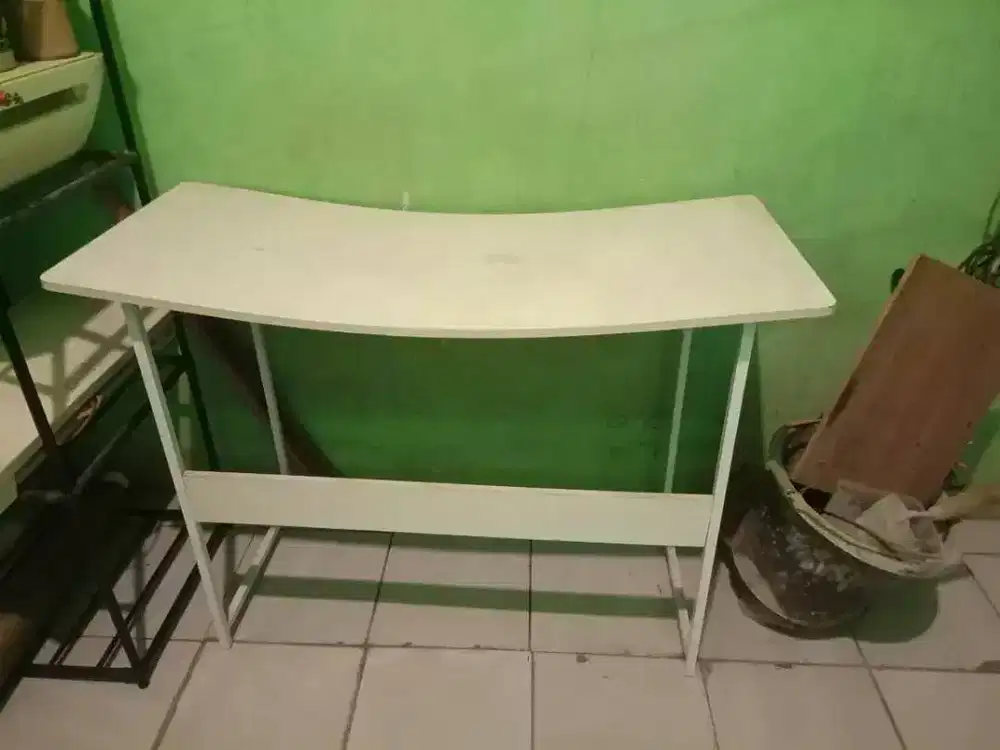 Meja Aesthetic Putuh